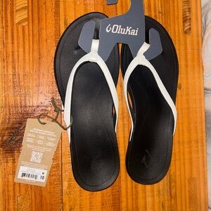OluKai 'Uiki Women's Black and White Sandals New with Tags Size 10